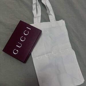 Gucci White Tote bag. Burgundy box.